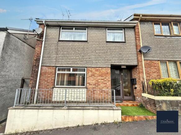 3 bed property, in Queen Street, £120,000