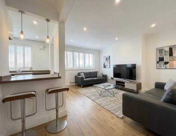 2 bed property, in Rayleigh Road, £325,000