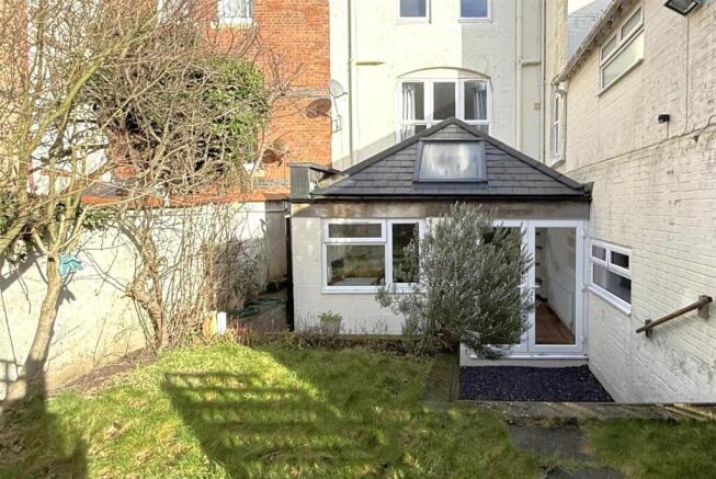2 bed property, in Dorchester Road, £225,000
