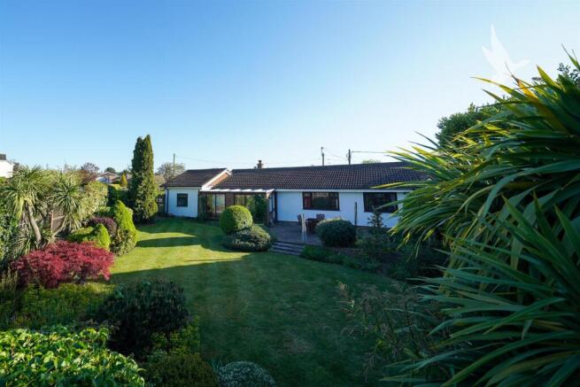 4 bed property, in Wellands Close, £700,000