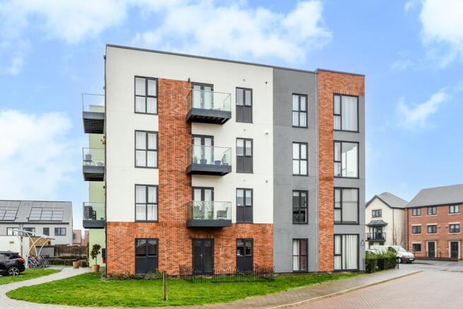 2 bed property, in The Avenue, £190,000