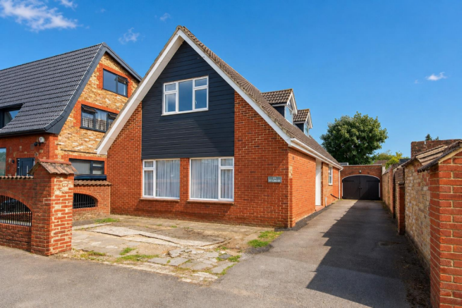 4 bed property, in Fontmell Park, £675,000