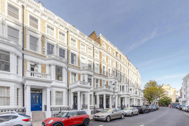 1 bed property, in London W8, £550,000