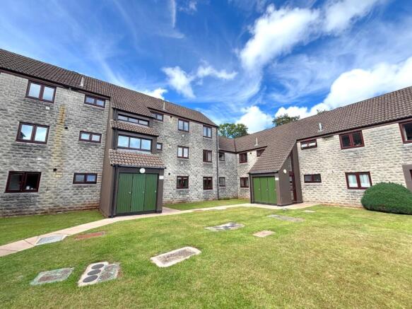 2 bed property, in Church Court, £190,000