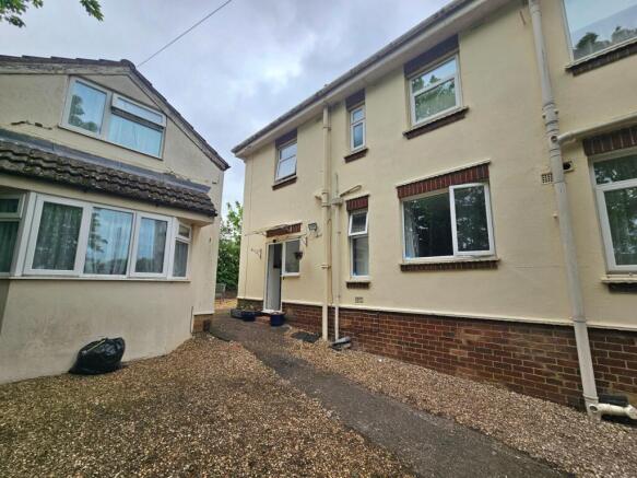 2 bed property, in Grosvenor Gardens, £85,000