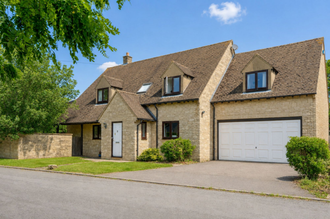 5 bed property, in Wootton End, £675,000