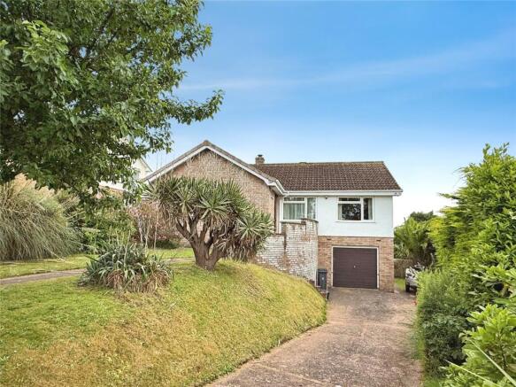 3 bed property, in Chichester Close, £495,000