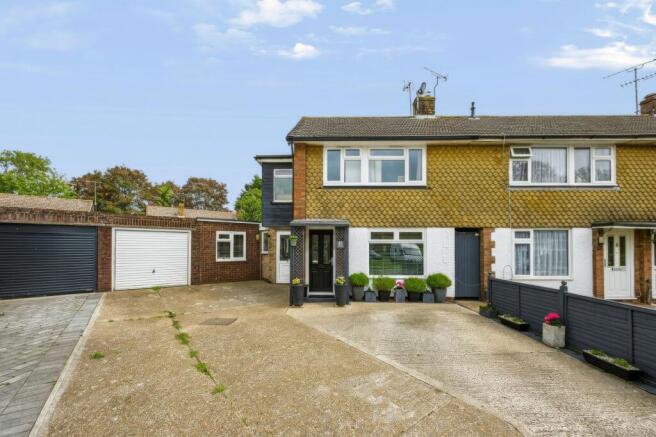 4 bed property, in Priors Close, £425,000