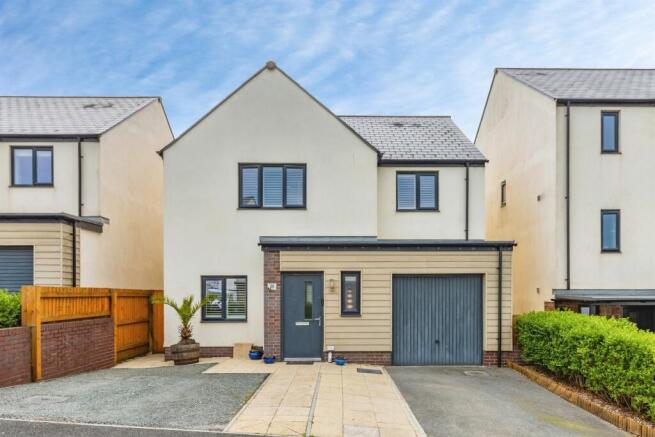 4 bed property, in Foxglove Way, £375,000