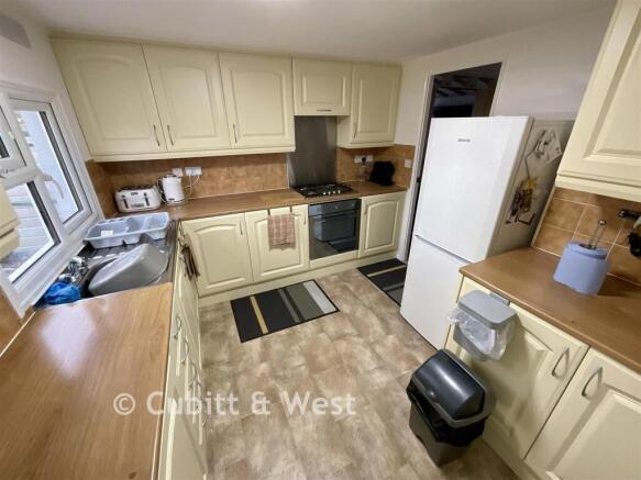 2 bed property, in Laburnum Court, £220,000