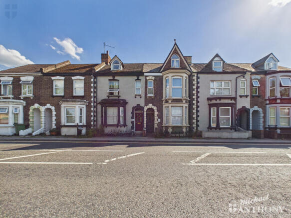 1 bed property, in High Street, £110,000