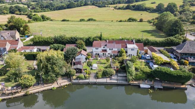 5 bed property, in Bath Road, £795,000