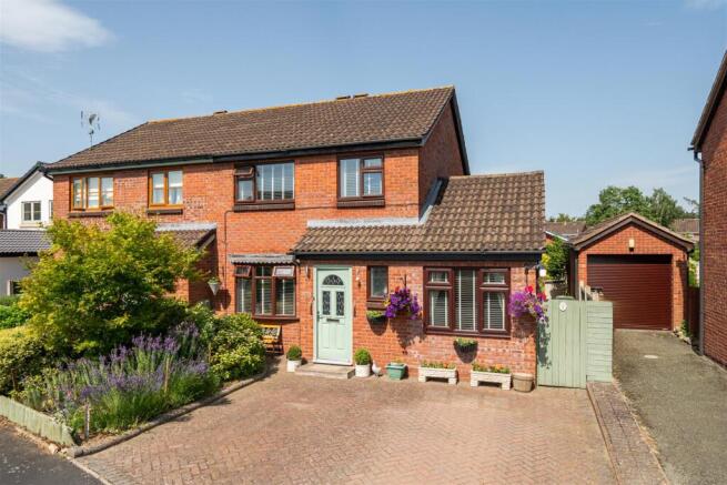 3 bed property, in Fir Tree Close, £275,000