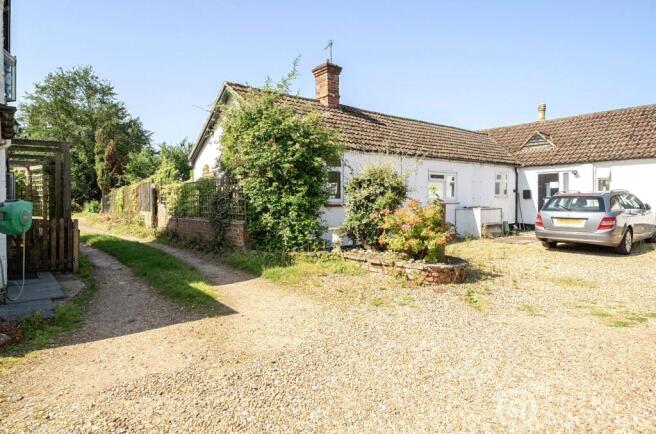 2 bed property, in Bicester Road, £150,000
