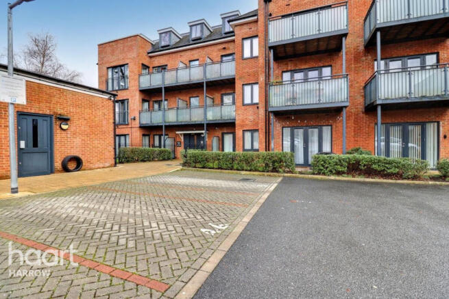 2 bed property, in Sudbury Hill, £400,000