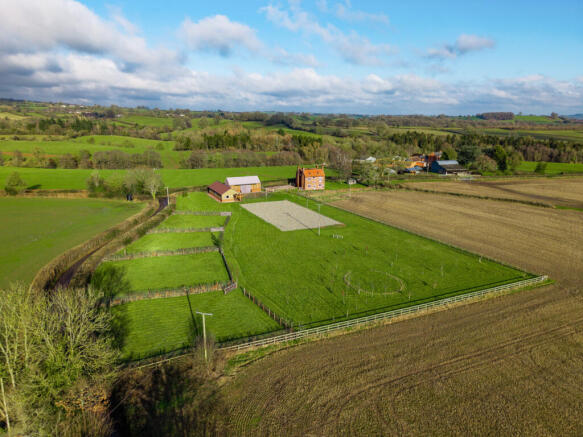 4 bed property, in Nash, £750,000