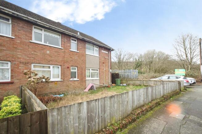2 bed property, in Eglwys Avenue, £120,000