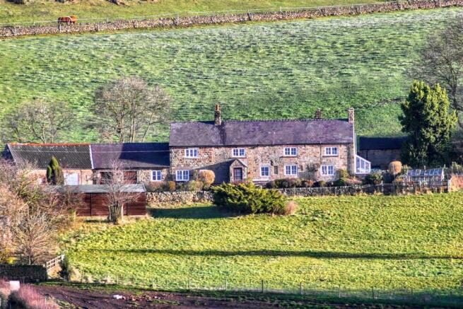 5 bed property, in Wallstones Farm, £899,950