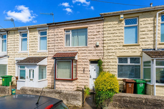 2 bed property, in Dol-Y-Felin Street, £180,000