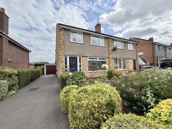 3 bed property, in Denesway, £270,000