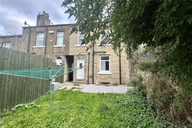 2 bed property, in Newsome Road, £100,000