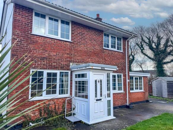 4 bed property, in Greenlands Avenue, £250,000