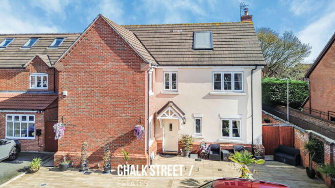 4 bed property, in Elms Close, £750,000