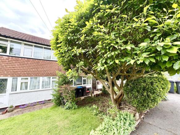 3 bed property, in Cricketers Close, £400,000