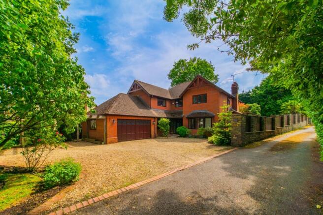 5 bed property, in Woodside, £850,000