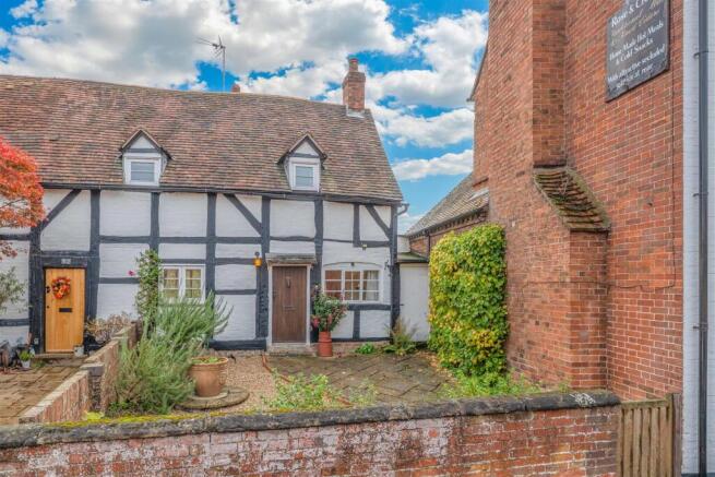 2 bed property, in High Street, £195,000