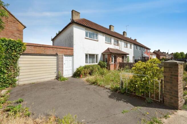2 bed property, in Woodgate Avenue, £450,000