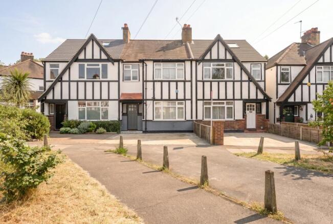 3 bed property, in Burstow Road, £795,000