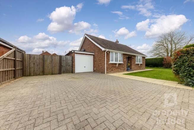 2 bed property, in Ivy Road, £300,000