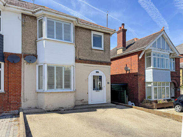 3 bed property, in Mill Hill Road, £300,000