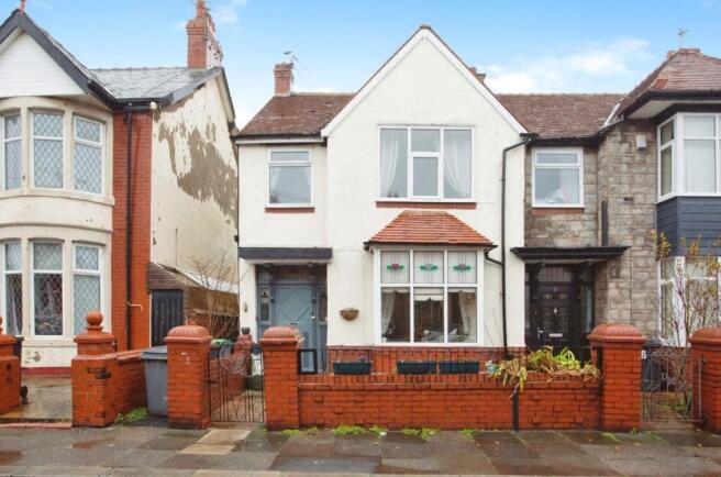 4 bed property, in Hall Avenue, £150,000
