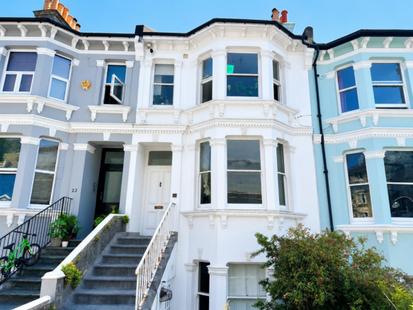 2 bed property, in Springfield Road, £275,000