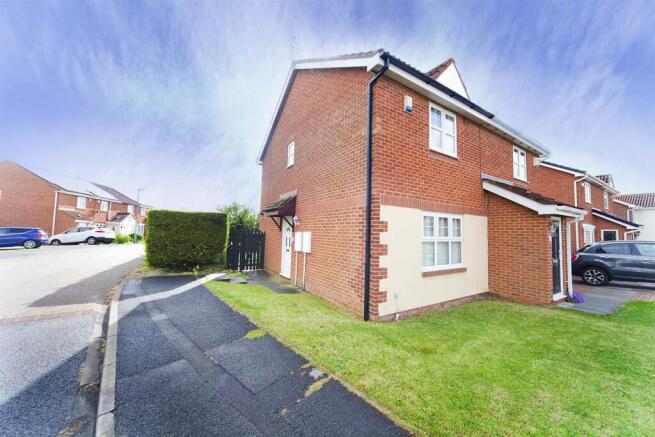 2 bed property, in Torcross Close, £150,000