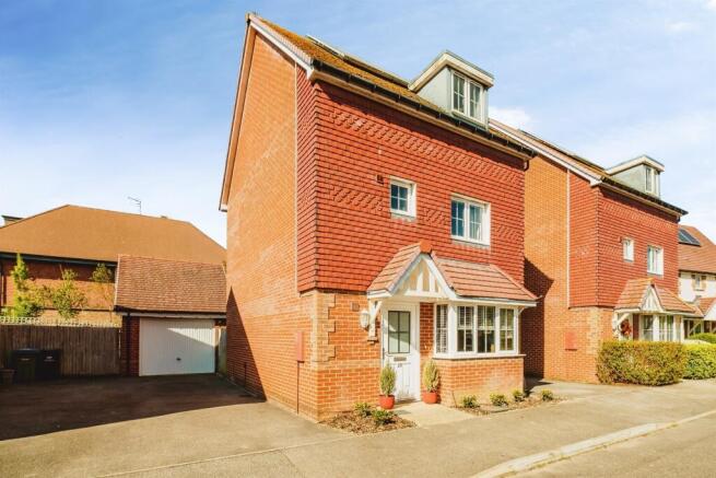 4 bed property, in Brougham Grove, £450,000