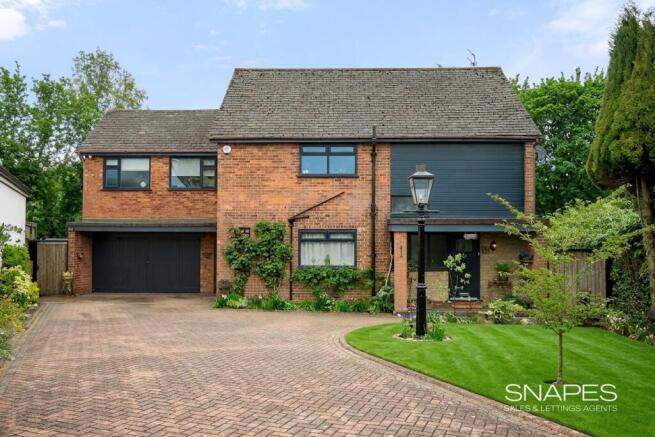 4 bed property, in Broadhill Close, £975,000
