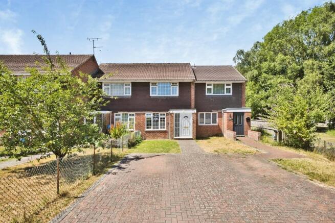 2 bed property, in Rowan Way, £220,000