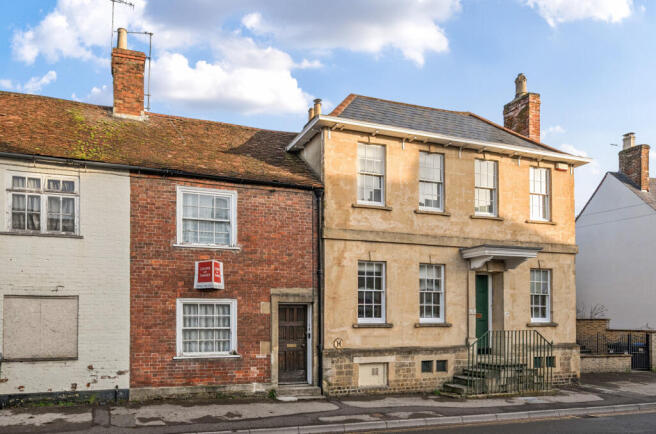 2 bed property, in Silver Street, £205,000