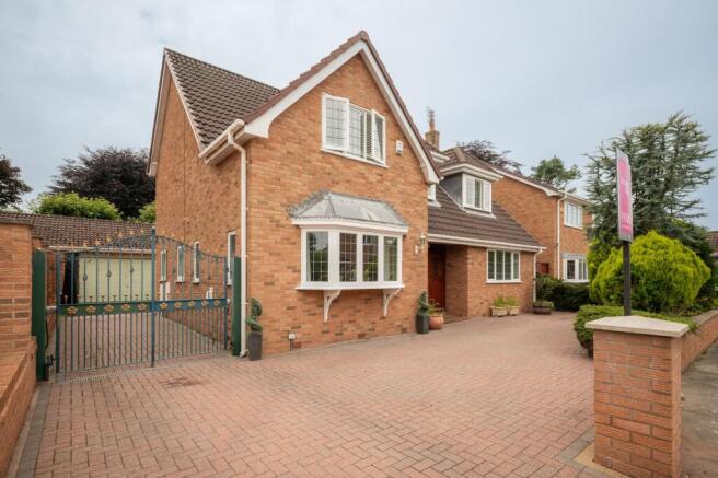 3 bed property, in Broadlands, £600,000