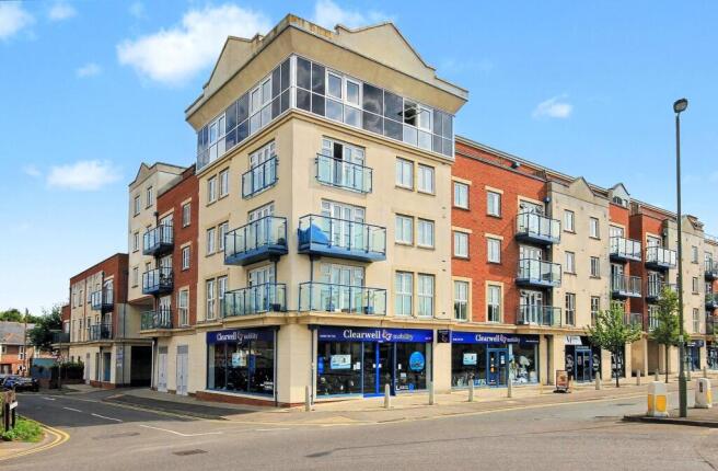2 bed property, in Metro Apartments, £260,000