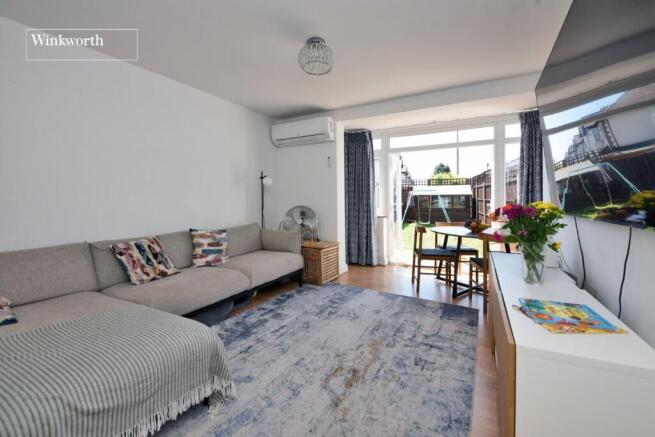 1 bed property, in Abbotts Road, £295,000