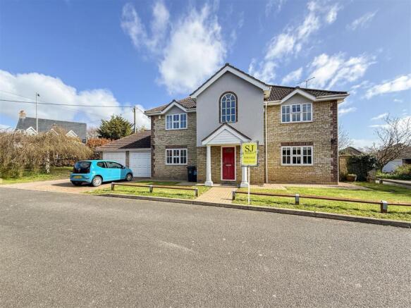 4 bed property, in Smyatts Close, £595,000