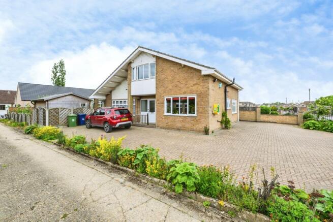 4 bed property, in Priors Road, £350,000
