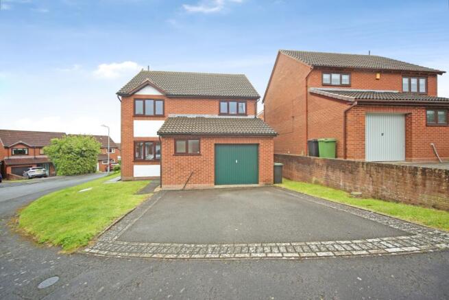 4 bed property, in Barn Close, £375,000
