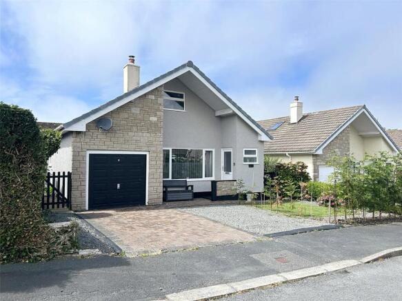 3 bed property, in Gerllan, £300,000