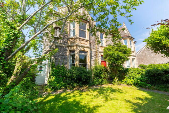 5 bed property, in High Street, £579,950