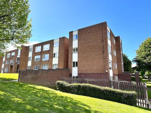 1 bed property, in Newland Court, £50,000